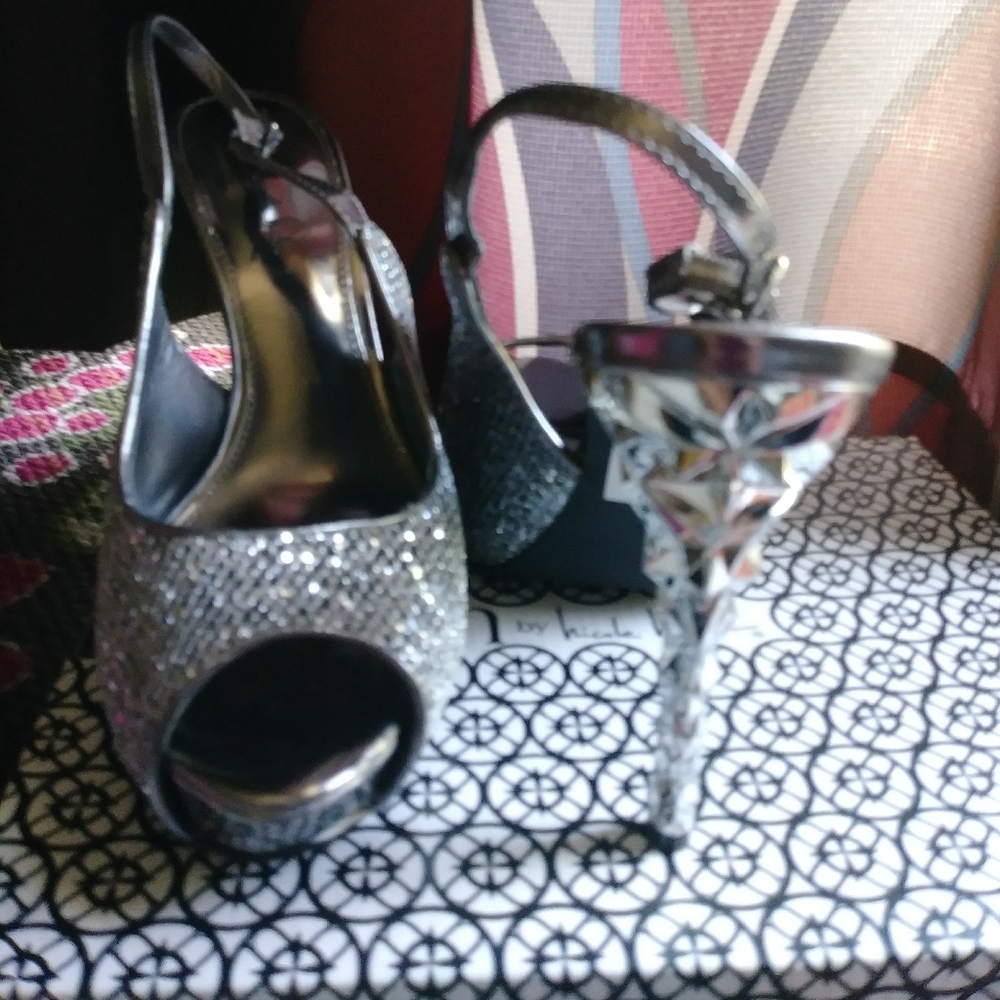 Heels worn 1x
